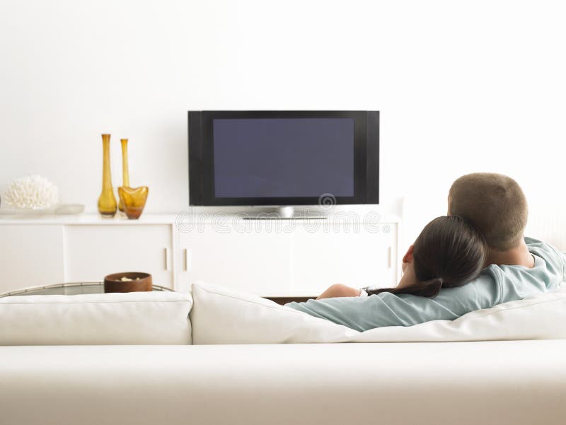 Paare im Sofa Watching Fernsehen