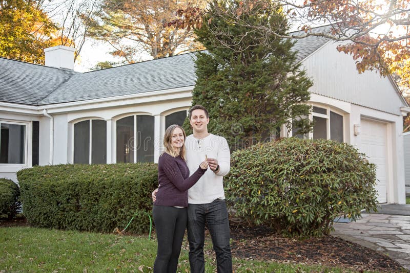 Paare mit Schlüsseln zum neuen Haus lizenzfreie stockfotos Paare mit Schlüsseln zum neuen Haus lizenzfreie stockfotos