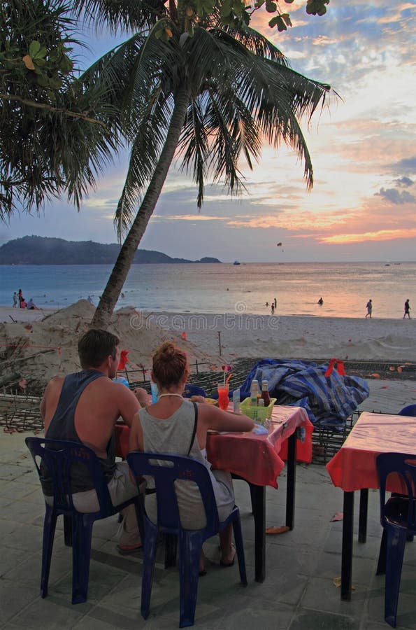 Paare passen Sonnenuntergang am Patong-Strand, Thailand auf stockfotografie Paare passen Sonnenuntergang am Patong-Strand, Thailand auf stockfotografie