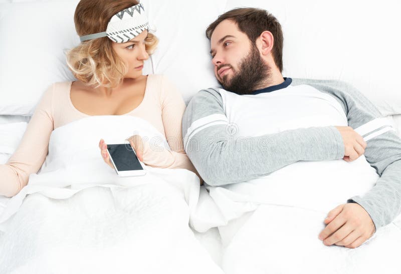 Paare, Die Im Bett Schlafen Die Frau Kann ` T Schlaf Wegen Paare, Die Im Bett Schlafen Die Frau Kann ` T Schlaf Wegen