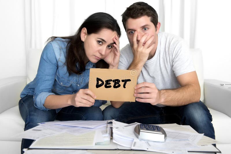 Paare sorgten sich Bedarfshilfe der Couchbuchhaltungsschuldrechnungs-bankfähigen Papiere des Druckes zu Hause in den Ausgaben und lizenzfreie stockfotografie Paare sorgten sich Bedarfshilfe der Couchbuchhaltungsschuldrechnungs-bankfähigen Papiere des Druckes zu Hause in den Ausgaben und lizenzfreie stockfotografie