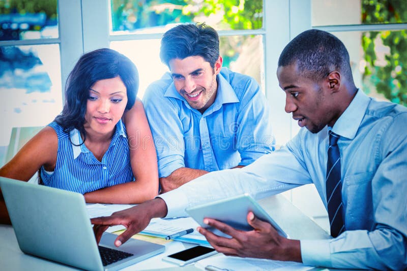 Paare und Immobilienagentur, die sich zusammen besprechen lizenzfreie stockbilder Paare und Immobilienagentur, die sich zusammen besprechen lizenzfreie stockbilder