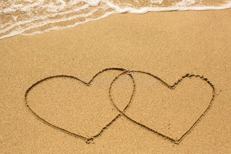 Paare Von Den Herzen Gezeichnet Auf Den Strandsand Am Sonnigen Liebe Stockfoto Bild Von Gezeichnet Liebe