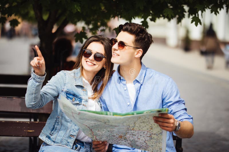 Paare von den Reisenden mit Karte entscheiden, wohin man geht, in der neuen Stadt zu besichtigen lizenzfreie stockfotos Paare von den Reisenden mit Karte entscheiden, wohin man geht, in der neuen Stadt zu besichtigen lizenzfreie stockfotos