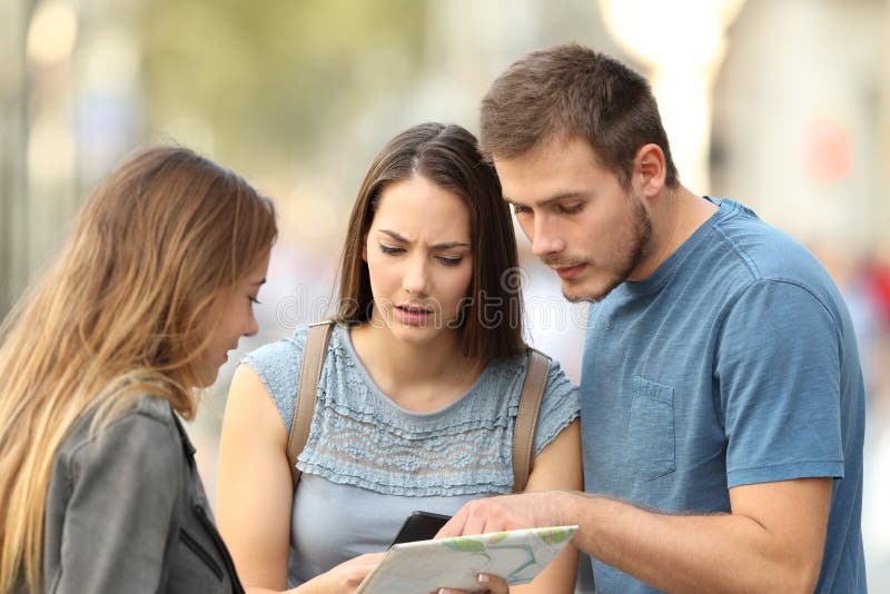 Paare von den Touristen, die um Hilfe auf der Straße bitten stockfotografie Paare von den Touristen, die um Hilfe auf der Straße bitten stockfotografie