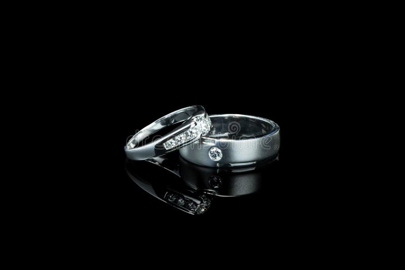 Paare von Luxushochzeitsdiamantringen für Braut und Bräutigam stockbilder Paare von Luxushochzeitsdiamantringen für Braut und Bräutigam stockbilder