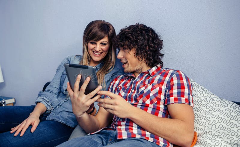 Paare, welche die Tablette betrachten stockfotos Paare, welche die Tablette betrachten stockfotos
