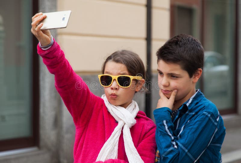 Paare während eines selfie im Freien lizenzfreie stockbilder Paare während eines selfie im Freien lizenzfreie stockbilder