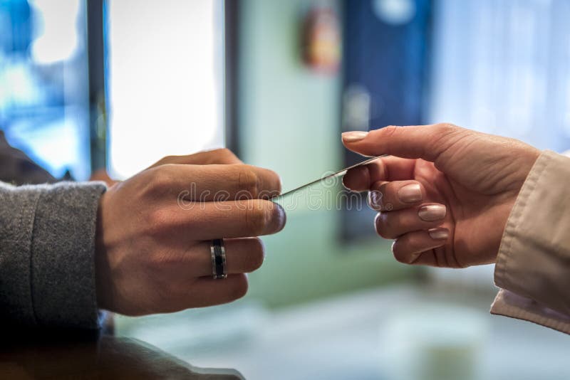 Paarhanden die creditcard geven, bij de controle royalty-vrije stock afbeelding Paarhanden die creditcard geven, bij de controle royalty-vrije stock afbeelding