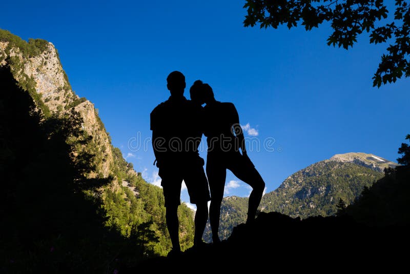 Paarklimmers of wandelaars die inspirational landschap vieren stock fotografie Paarklimmers of wandelaars die inspirational landschap vieren stock fotografie