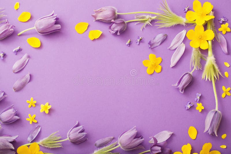 overzee Sovjet Portiek Paarse En Gele Bloemen Op Violette Achtergrond Stock Afbeelding - Image of  purper, installatie: 170005249