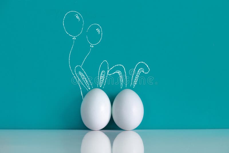 Paaseieren met oren en ballons op de blauwe achtergrond worden geschilderd die royalty-vrije stock foto's Paaseieren met oren en ballons op de blauwe achtergrond worden geschilderd die royalty-vrije stock foto's