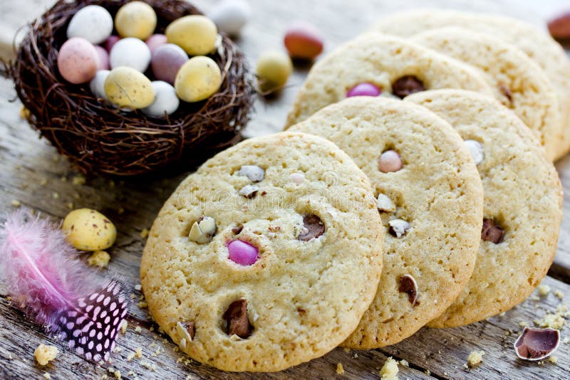 Paaseikoekjes, eigengemaakte koekjes met de eieren van het chocoladesuikergoed stock fotografie Paaseikoekjes, eigengemaakte koekjes met de eieren van het chocoladesuikergoed stock fotografie