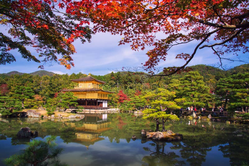 Pabellón de oro Kinkakuji en el otoño, Kyoto imagenes de archivo Pabellón de oro Kinkakuji en el otoño, Kyoto imagenes de archivo