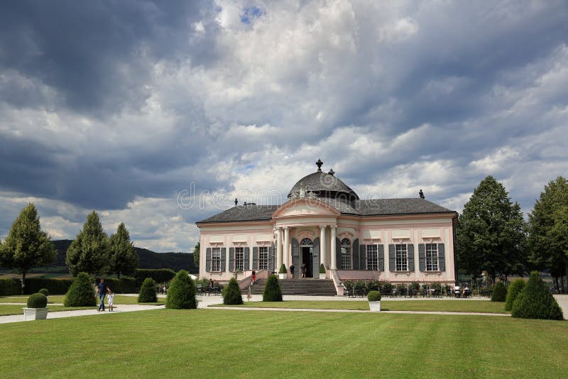 Pabellón del jardín del siglo XVIII en el estilo barroco en el parque de la abadía de Melk Melk, una Austria más baja fotos de archivo libres de regalías Pabellón del jardín del siglo XVIII en el estilo barroco en el parque de la abadía de Melk Melk, una Austria más baja fotos de archivo libres de regalías