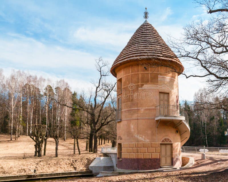 Pabellón romántico de la Pil-torre fotografía de archivo libre de regalías Pabellón romántico de la Pil-torre fotografía de archivo libre de regalías