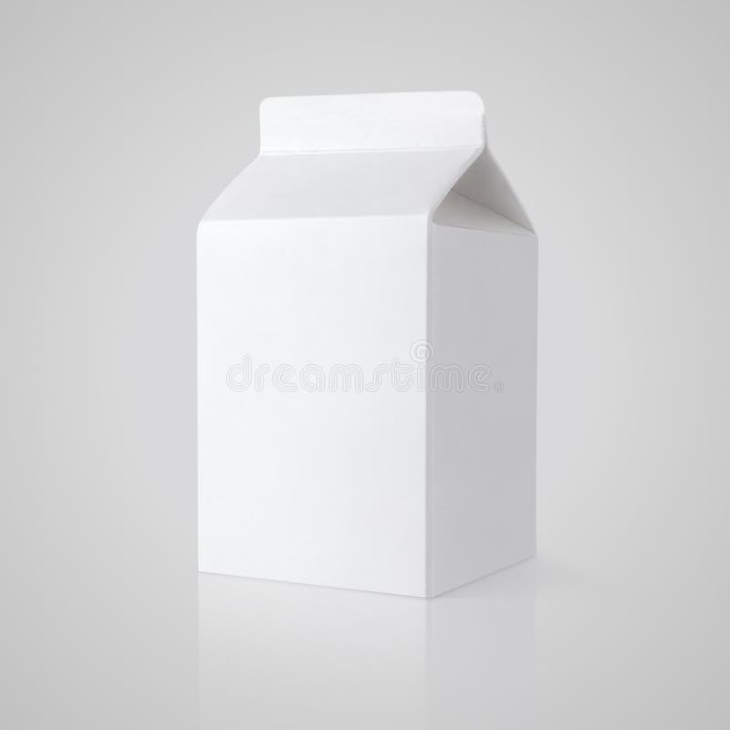 Pacchetto in bianco bianco del cartone del latte su gray fotografia stock Pacchetto in bianco bianco del cartone del latte su gray fotografia stock