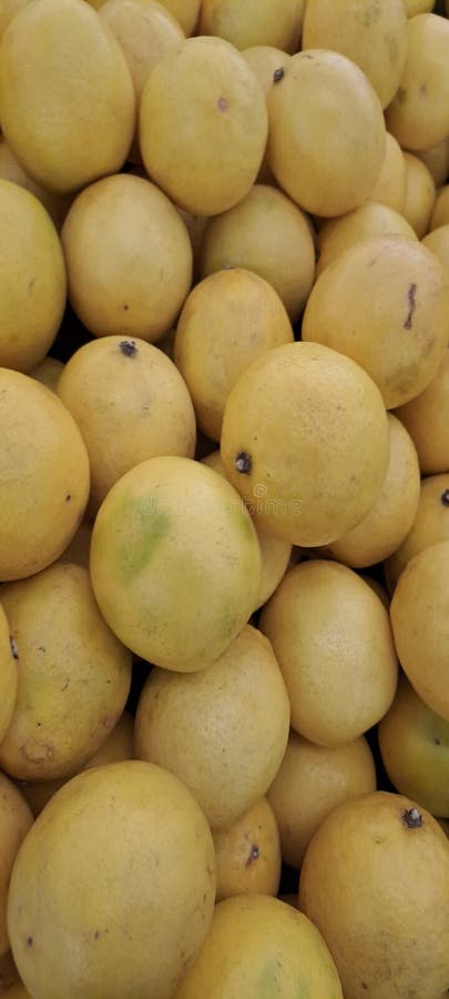 Pacco di agrumi gialli, dall'alto, sul mercato immagini stock libere da diritti