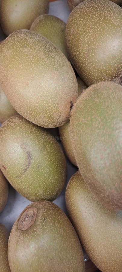 Pacco di kiwi in vista ravvicinato immagini stock
