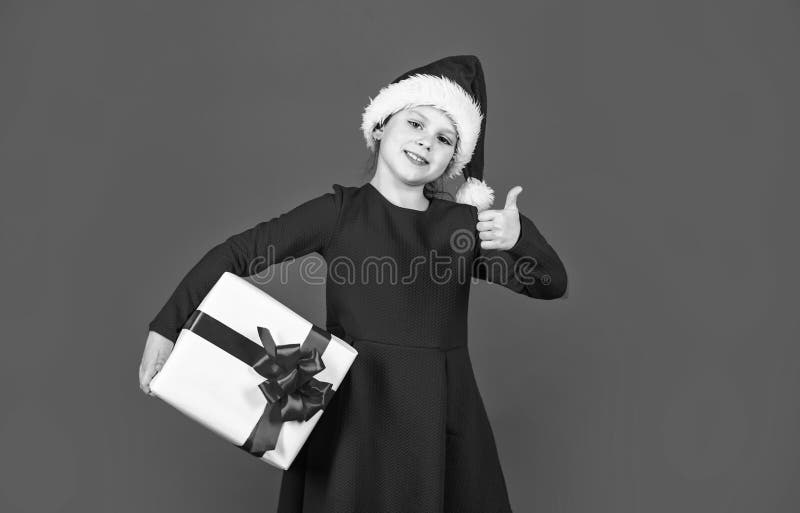 Pacco regalo. scopi promozionali. dare. Buon Natale e buone feste. vacanze invernali. bambina santa fotografia stock