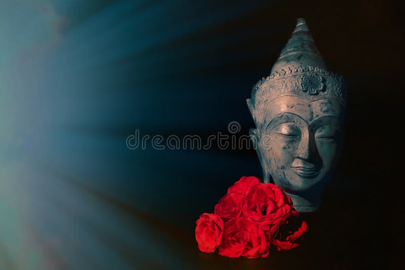 Pace e amore Tradizionale testa di Buddha meditata con rose rosse fotografia stock libera da diritti