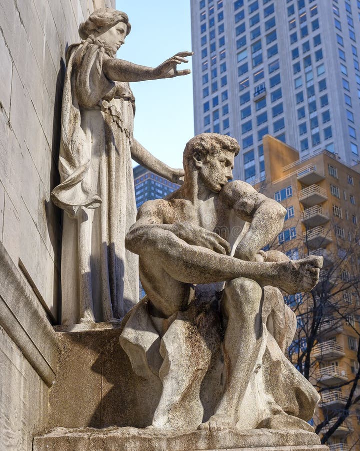 Pace e Coraggio, parte del gruppo frontale delle sculture alla base del Maine Monument, New York City immagine stock Pace e Coraggio, parte del gruppo frontale delle sculture alla base del Maine Monument, New York City immagine stock