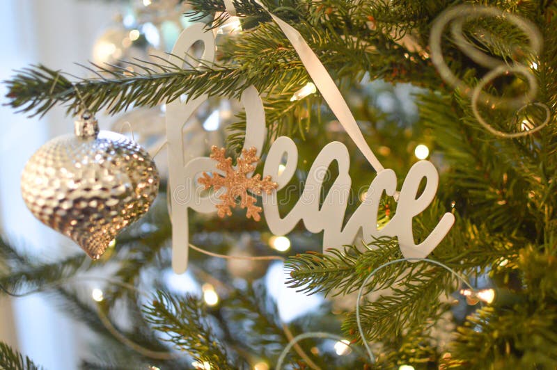 Pace - ornamento d'argento dell'albero di Natale - decorazione fotografia stock libera da diritti Pace - ornamento d'argento dell'albero di Natale - decorazione fotografia stock libera da diritti