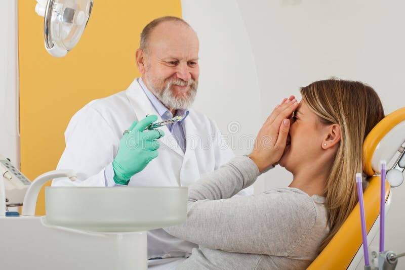 Paciente asustado antes de la anestesia dental fotografía de archivo libre de regalías Paciente asustado antes de la anestesia dental fotografía de archivo libre de regalías