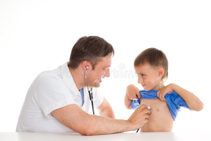 Врач проверяет мальчика. Врач осматривает ребенка. Прослушивание сердца детей стетоскопом. Врач слушает сердце ребенка стетоскопом. Врач осматривает больного ребенка.