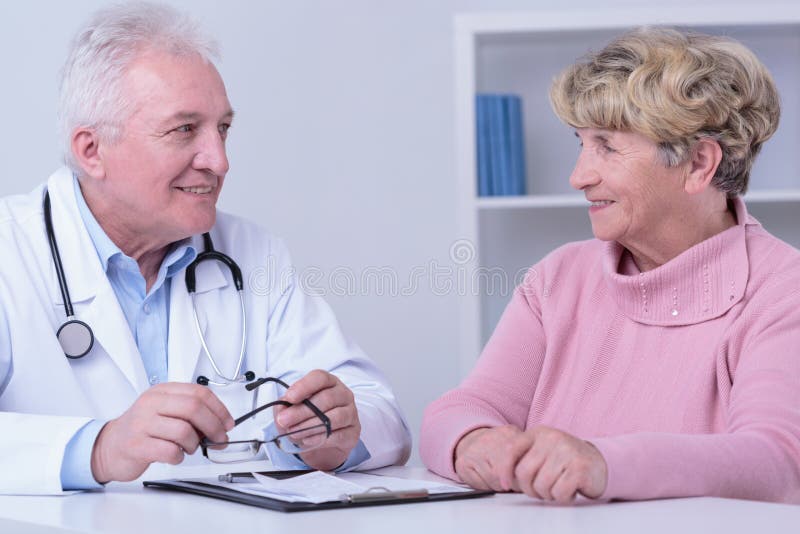 Paciente e doutor de sorriso foto de stock Paciente e doutor de sorriso foto de stock