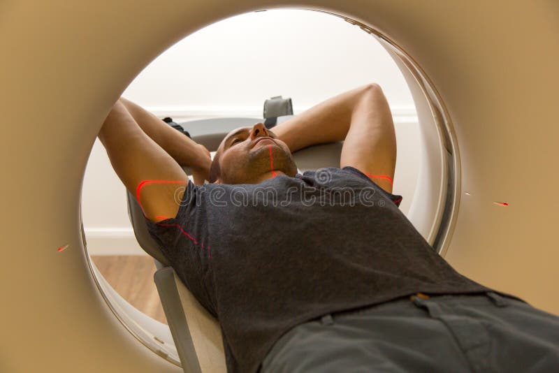 Paciente examinado en tomografía CT en la radiología fotografía de archivo libre de regalías Paciente examinado en tomografía CT en la radiología fotografía de archivo libre de regalías