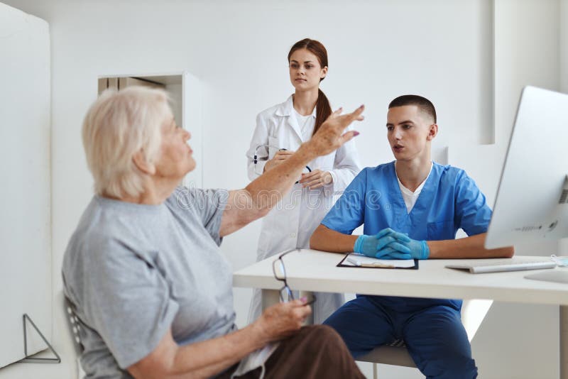 woman patient in hospitals communicates with doctors health diagnostics. High quality photo. woman patient in hospitals communicates with doctors health diagnostics. High quality photo