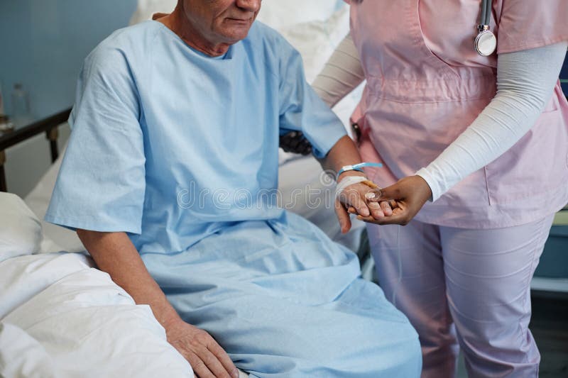 Pacientes de edad avanzada que reciben apoyo del profesional médico imagenes de archivo