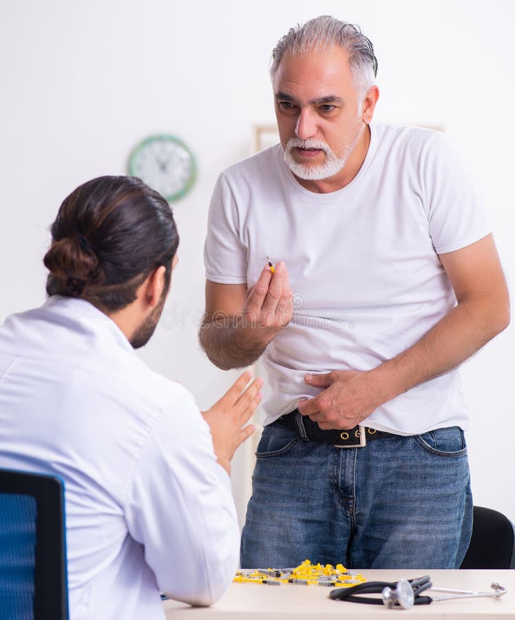 Pacientul care suferă de diabet zaharat și medicul curant stock image