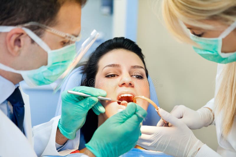 Pacjent otrzymywa zastrzyka przy dentystą obrazy stock Pacjent otrzymywa zastrzyka przy dentystą obrazy stock