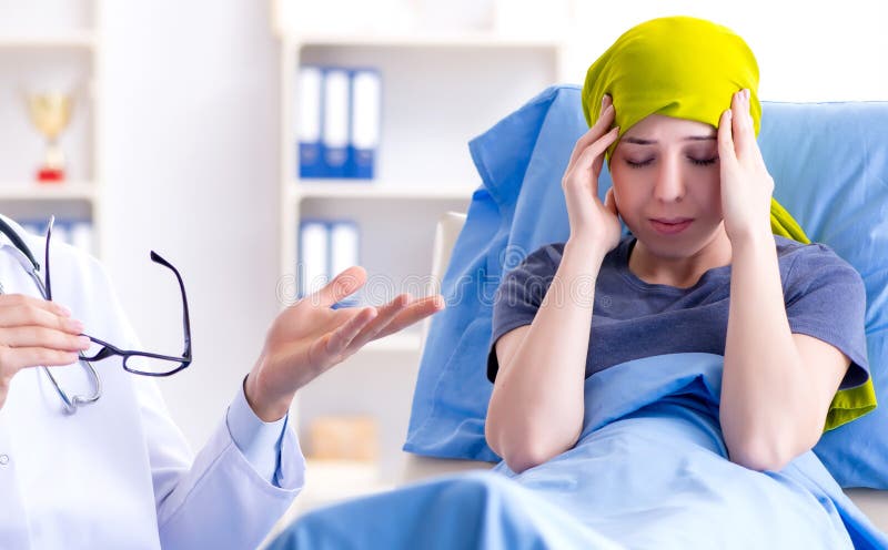 Pacjent z nowotworem odwiedza lekark? dla medycznej konsultaci w clini zdjęcie stock Pacjent z nowotworem odwiedza lekark? dla medycznej konsultaci w clini zdjęcie stock