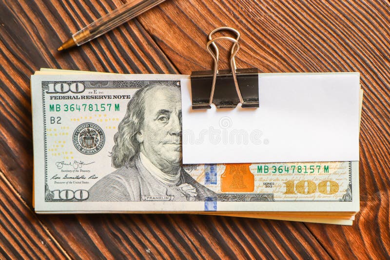 Packe av dollar och vitbokklistermärken på text eller text royaltyfria foton Packe av dollar och vitbokklistermärken på text eller text royaltyfria foton