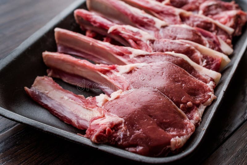 Packe av rått lammkotlettkött i plast- ask/behållare royaltyfri foto