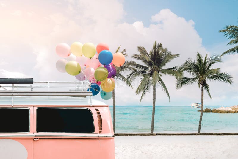 Packwagen mit buntem Ballon auf blauem Himmel des Strandes lizenzfreies stockfoto Packwagen mit buntem Ballon auf blauem Himmel des Strandes lizenzfreies stockfoto