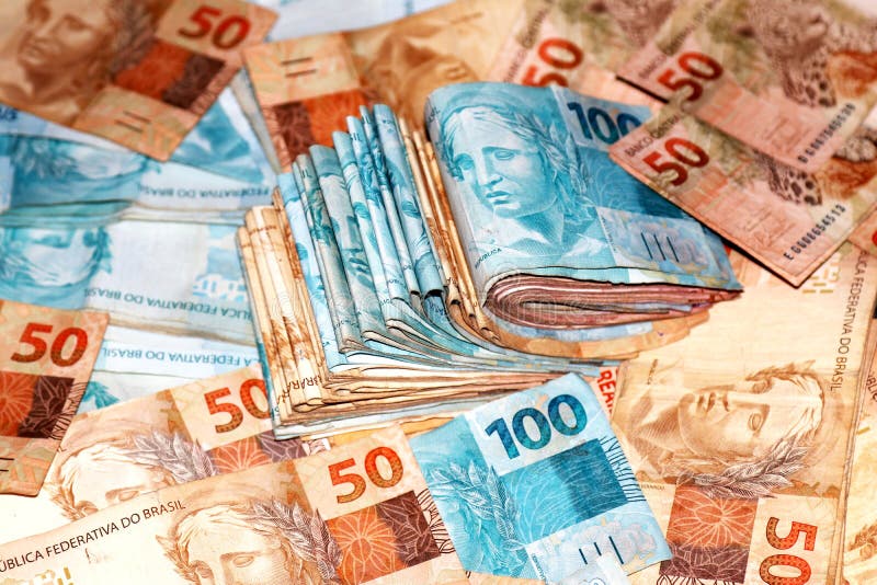 Pacote Brasileiro Do Dinheiro Com 100 E 50 Notas Dos Reais Foto De pacote-brasileiro-do-dinheiro-com-100-e-50-notas-dos-reais-foto-de