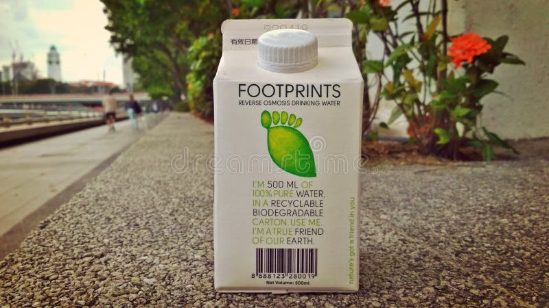 Pacote de água potável por osmose reversa Footprints imagens de stock royalty free