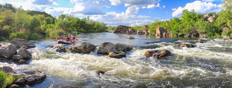 Pacuare River costa rica 15 mei 2021 : regenteam zomer extreme watersport. groep mensen in een mooie regenboot