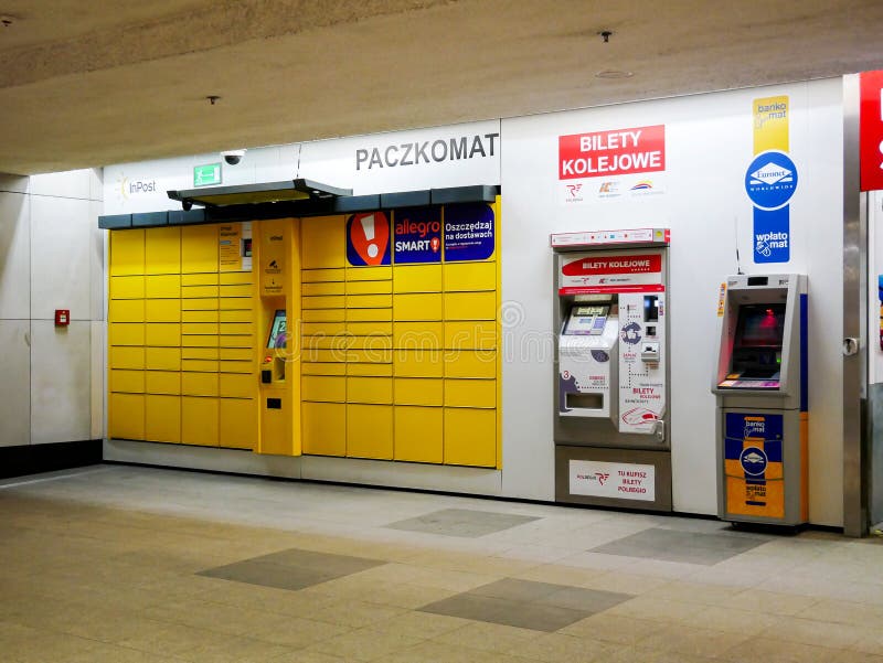 Paczkomat inpostolski sklep z paczkami krakow. komputer skrytki pakietu poczty samoobsługowej obrazy stock