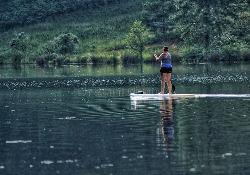 Paddeleinstieg auf dem See lizenzfreie stockbilder