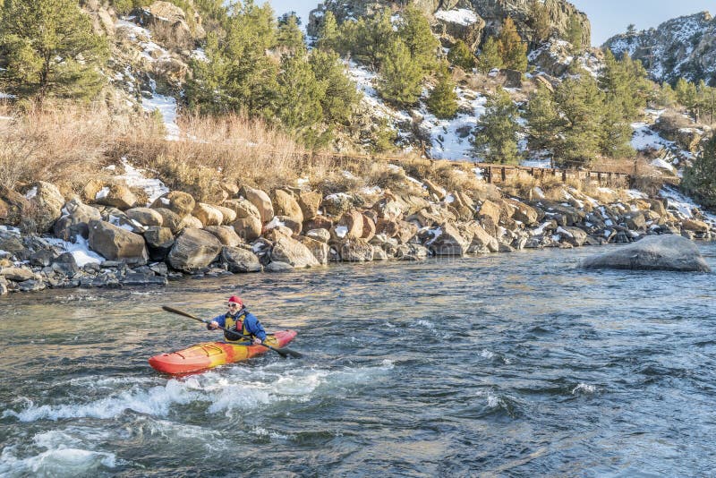 Paddelende whitewater kajak royalty-vrije stock afbeelding Paddelende whitewater kajak royalty-vrije stock afbeelding