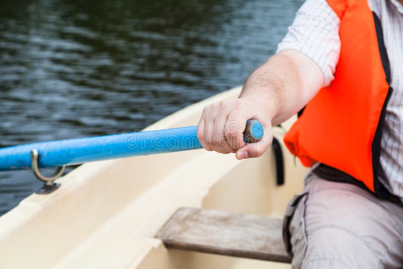 Paddler con el remo en el barco durante paseo del agua