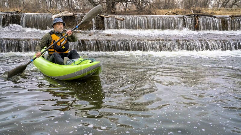 Paddler mit aufblasbarem Kajak des Whitewater stockfoto Paddler mit aufblasbarem Kajak des Whitewater stockfoto