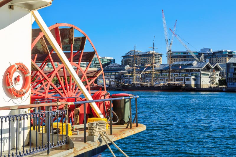 Paddlewheeler und Großsegler, Darling Harbour, Sydney, Australien lizenzfreie stockfotografie Paddlewheeler und Großsegler, Darling Harbour, Sydney, Australien lizenzfreie stockfotografie
