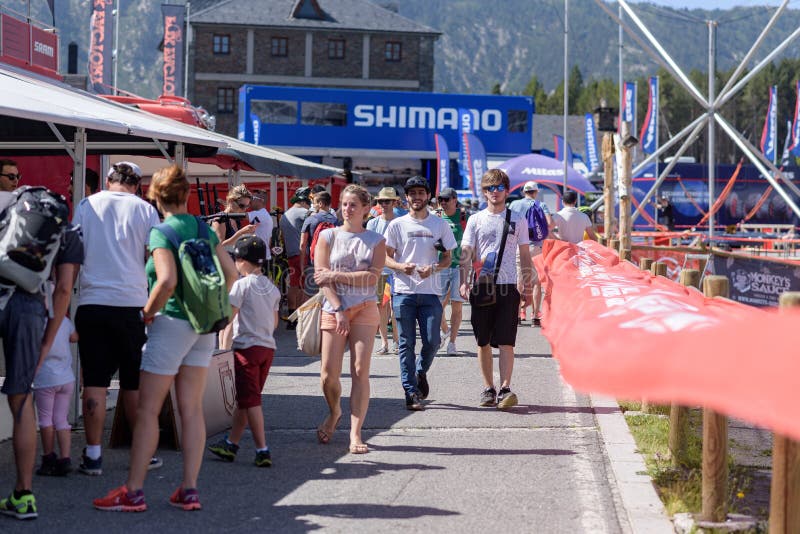 Paddock in de WERELDBEKER 2019 van MERCEDES-BENZ UCI MTB - DHI Vallnord, Andorra op Juli 2019 royalty-vrije stock afbeeldingen Paddock in de WERELDBEKER 2019 van MERCEDES-BENZ UCI MTB - DHI Vallnord, Andorra op Juli 2019 royalty-vrije stock afbeeldingen