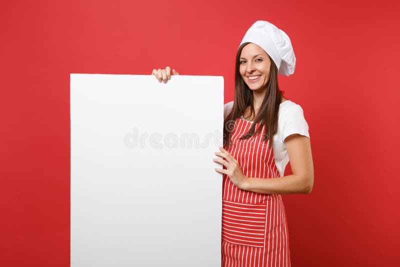 Padeiro fêmea do cozinheiro do cozinheiro chefe da dona de casa em avental listrado, t-shirt branco, chapéu dos cozinheiros chefe fotografia de stock Padeiro fêmea do cozinheiro do cozinheiro chefe da dona de casa em avental listrado, t-shirt branco, chapéu dos cozinheiros chefe fotografia de stock
